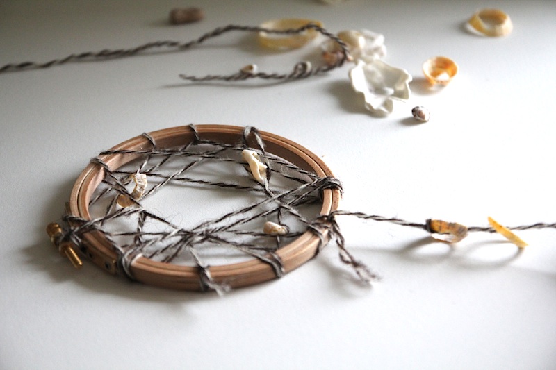 DIY dreamcatcher coquillages (via wonderfulbreizh.fr)