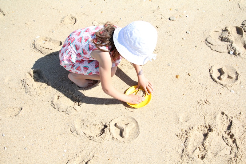 des jouets pour enfants au bord de la mer, un seau, une pelle, un râteau se  trouvent sur une plage rocheuse. concept de sécurité des enfants. 11023482  Photo de stock chez Vecteezy