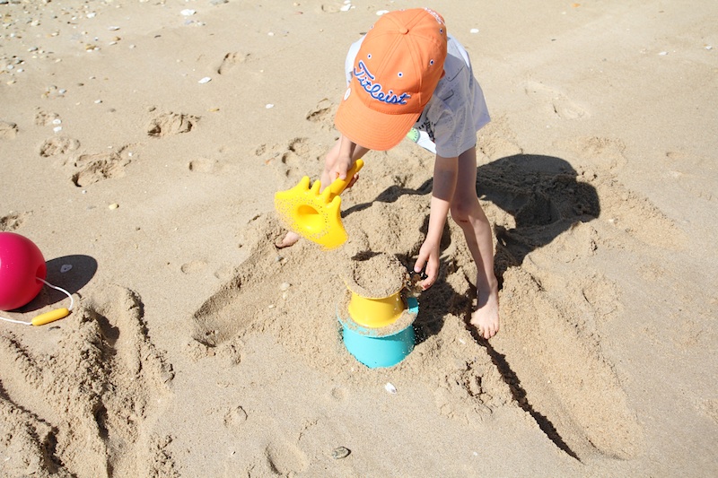 des jouets pour enfants au bord de la mer, un seau, une pelle, un râteau se  trouvent sur une plage rocheuse. concept de sécurité des enfants. 11023482  Photo de stock chez Vecteezy