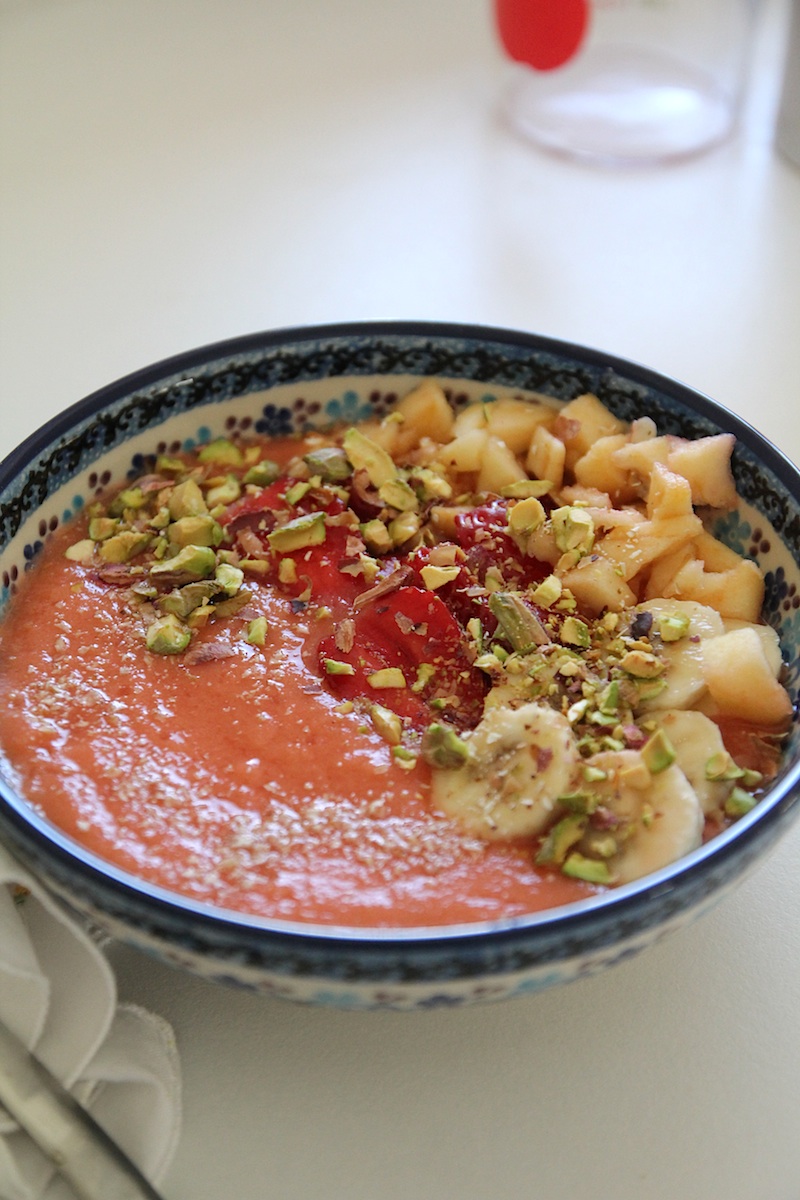 Smoothie bowl fraise banae pistache via Wonderful Breizh