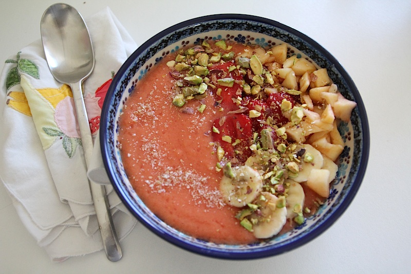 Smoothie bowl fraise banae pistache via Wonderful Breizh