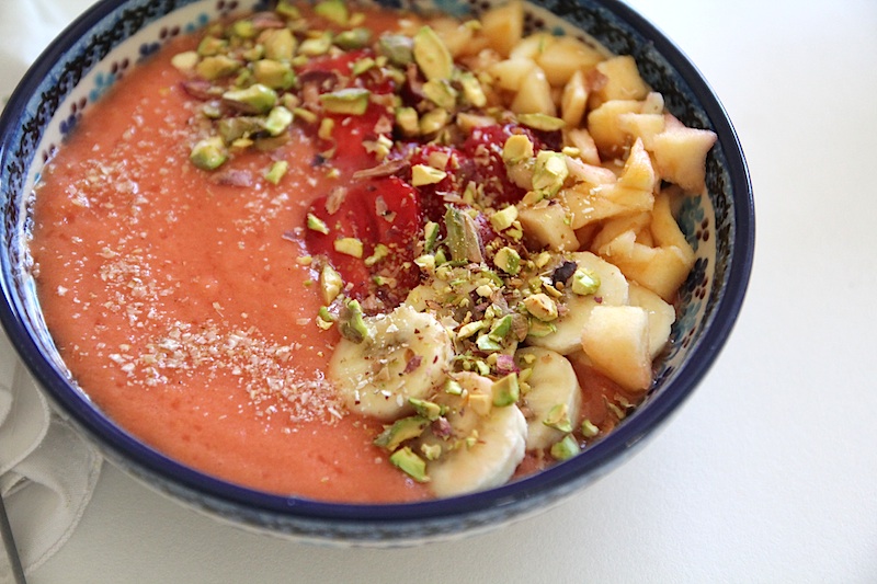 Smoothie bowl fraise banae pistache via Wonderful Breizh