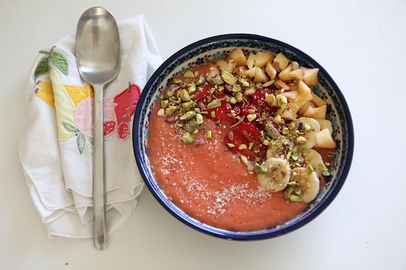 Smoothie bowl fraise banae pistache via Wonderful Breizh